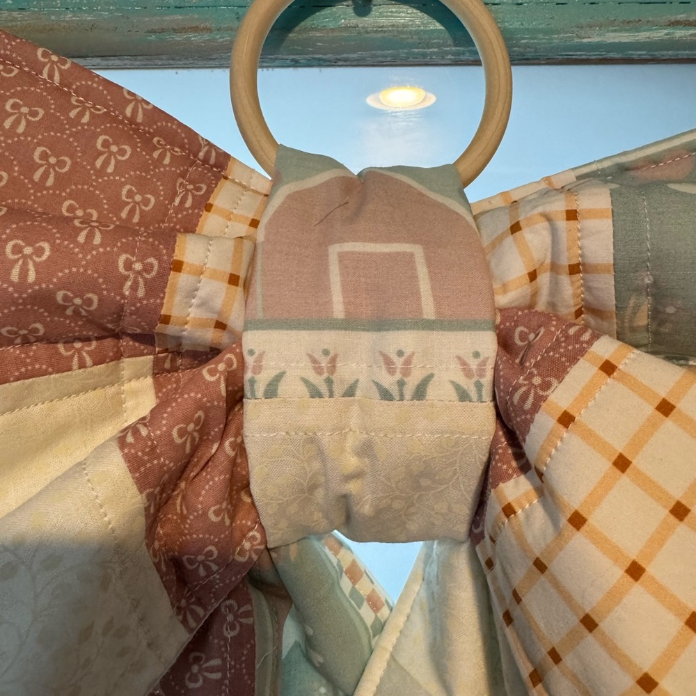 Handmade quilted patchwork Bow home decor - Picture 4 of 6